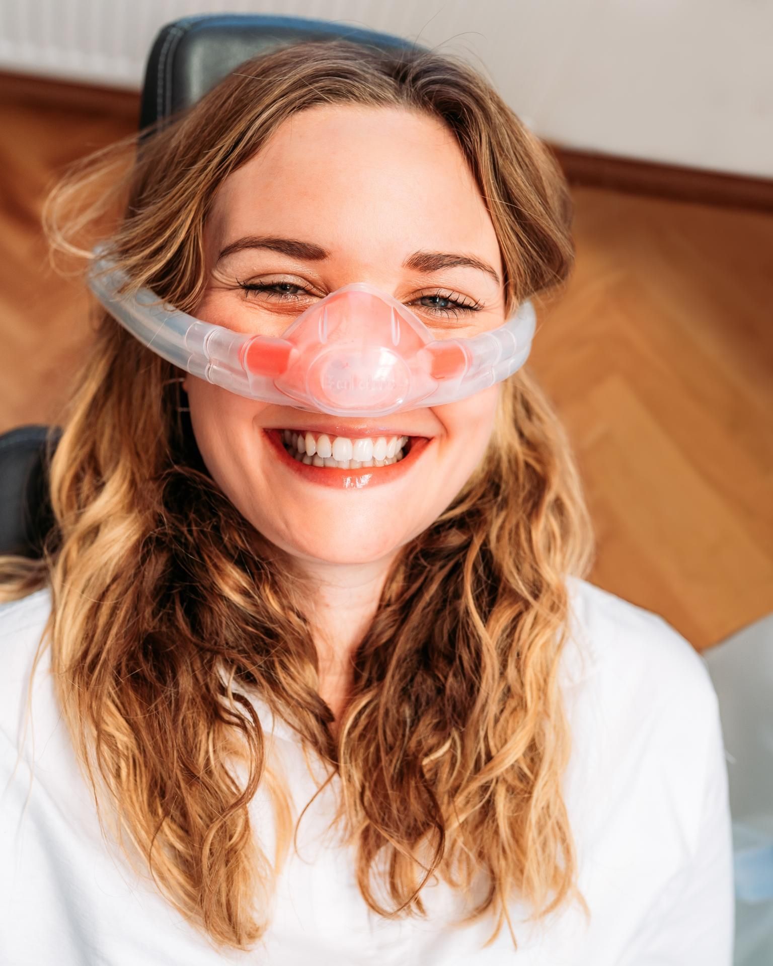 Lachgassedierung Entspannter Patient Zahnarzt